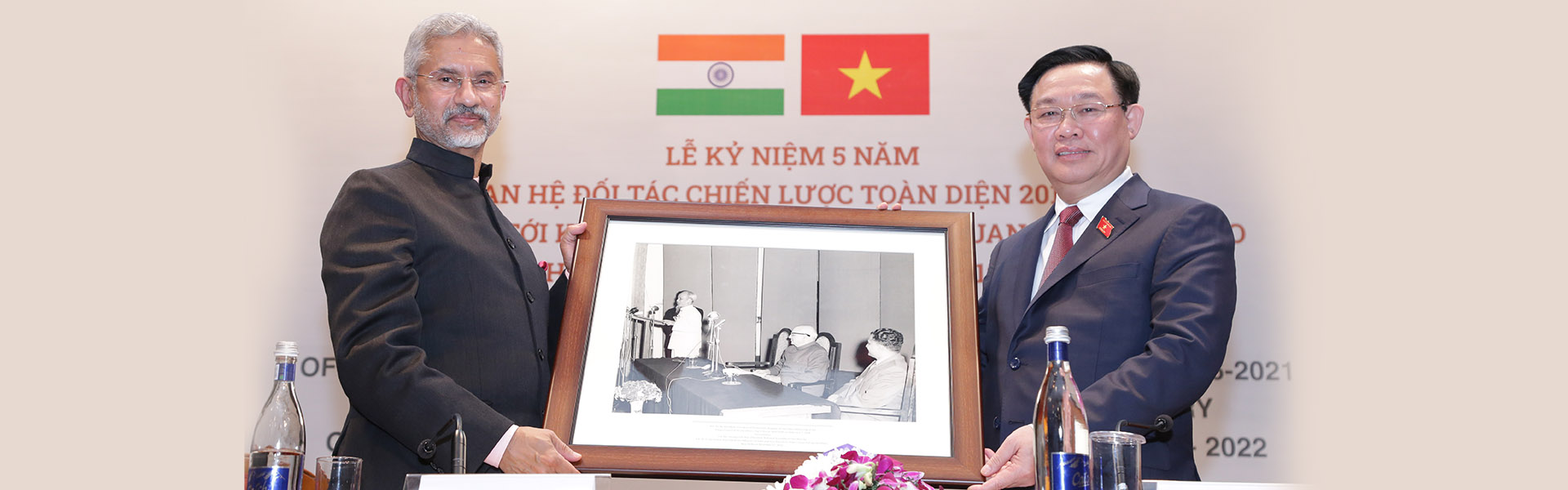 डॉ. एस. जयशंकर, विदेश मंत्री, भारत सरकार ने वियतनाम के पूर्व राष्ट्रपति हो ची मिन्ह की एक तस्वीर 7 फरवरी 1958 को आईसीडब्ल्यूए को संबोधित करते हुए वियतनाम की नेशनल असेंबली के अध्यक्ष, महामहिम वुओंग दिन्ह ह्यू को 17 दिसंबर 2021 को भेंट की।