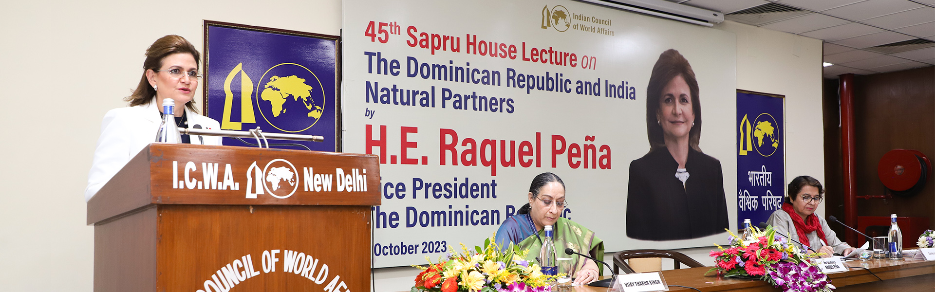 महामहिम राकेल पेना, उपराष्ट्रपति, डोमिनिकन गणराज्य, 4 अक्टूबर 2023 को सप्रू हाउस में 'डोमिनिकन गणराज्य और भारत: प्राकृतिक भागीदार' विषय पर सप्रू हाउस व्याख्यान देते हुए।