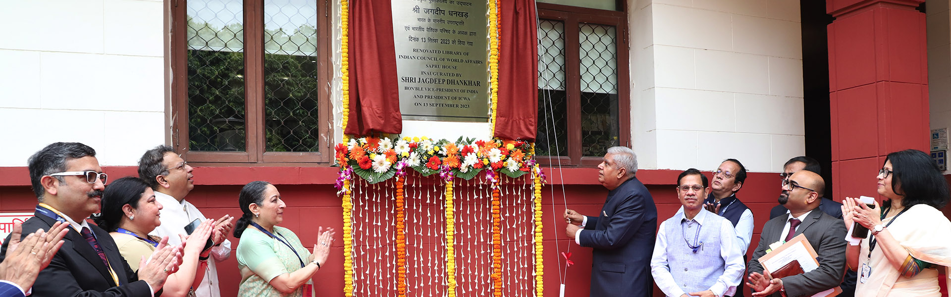 भारत के माननीय उपराष्ट्रपति और आईसीडब्ल्यूए के अध्यक्ष, श्री जगदीप धनखड़ ने 13 सितंबर 2023 को भारतीय वैश्विक परिषद की अपनी यात्रा के दौरान पुनर्निर्मित सप्रू हाउस लाइब्रेरी का उद्घाटन किया।